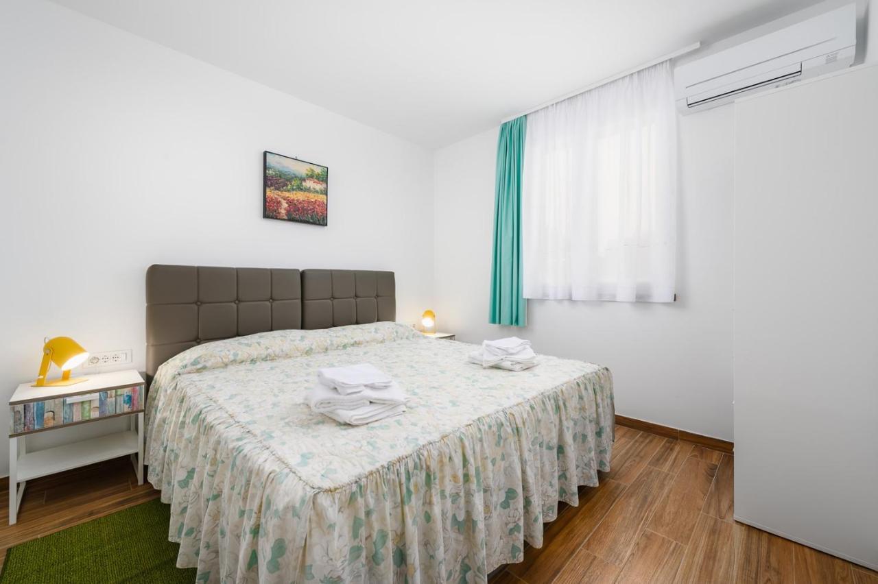 Andrea House With Apartments Umago Exterior foto